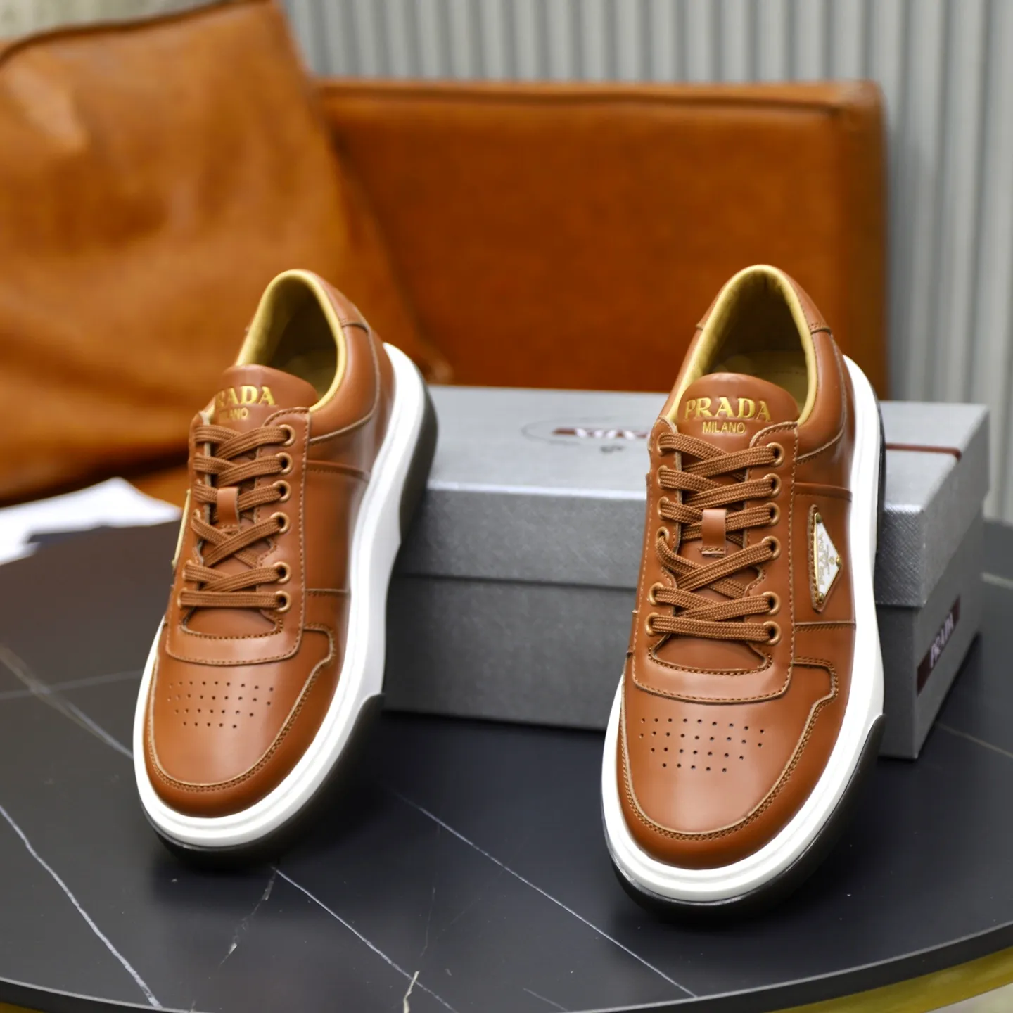 Factory price: 720💰Top original order Brand: PRADA (Prada) Standard code: Men's size 38/44 (45 can be customized) Grade: Same as the official website Material: Original cowhide stitching imported cowhide lining Original combination two-color wear-resistant soft outsole Style category: Leisure and sports version Young fashion European and American trend British style Color: Actual picture color